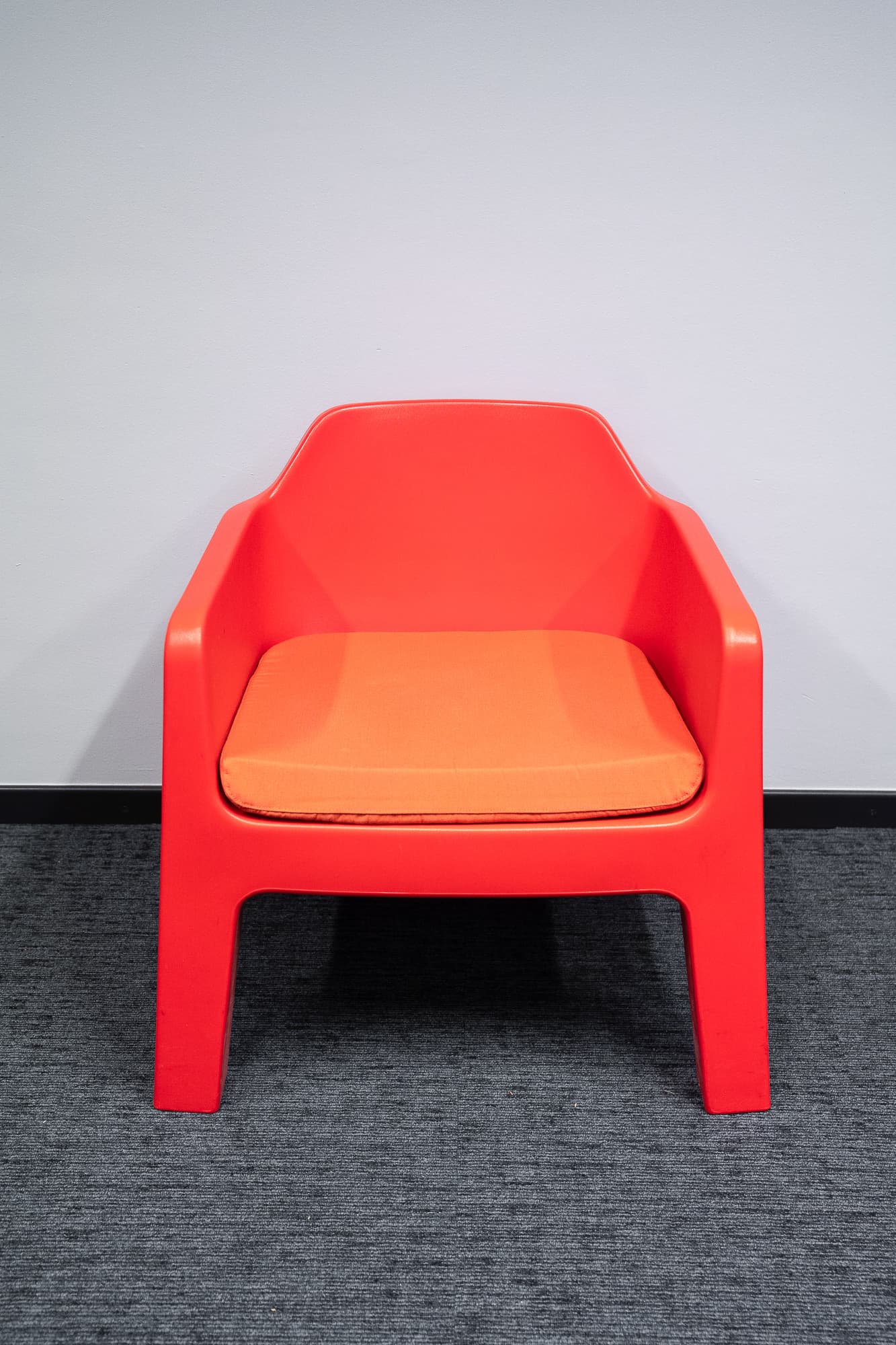 Fauteuil en plastique Pedrali designed by Alessandro Busana
