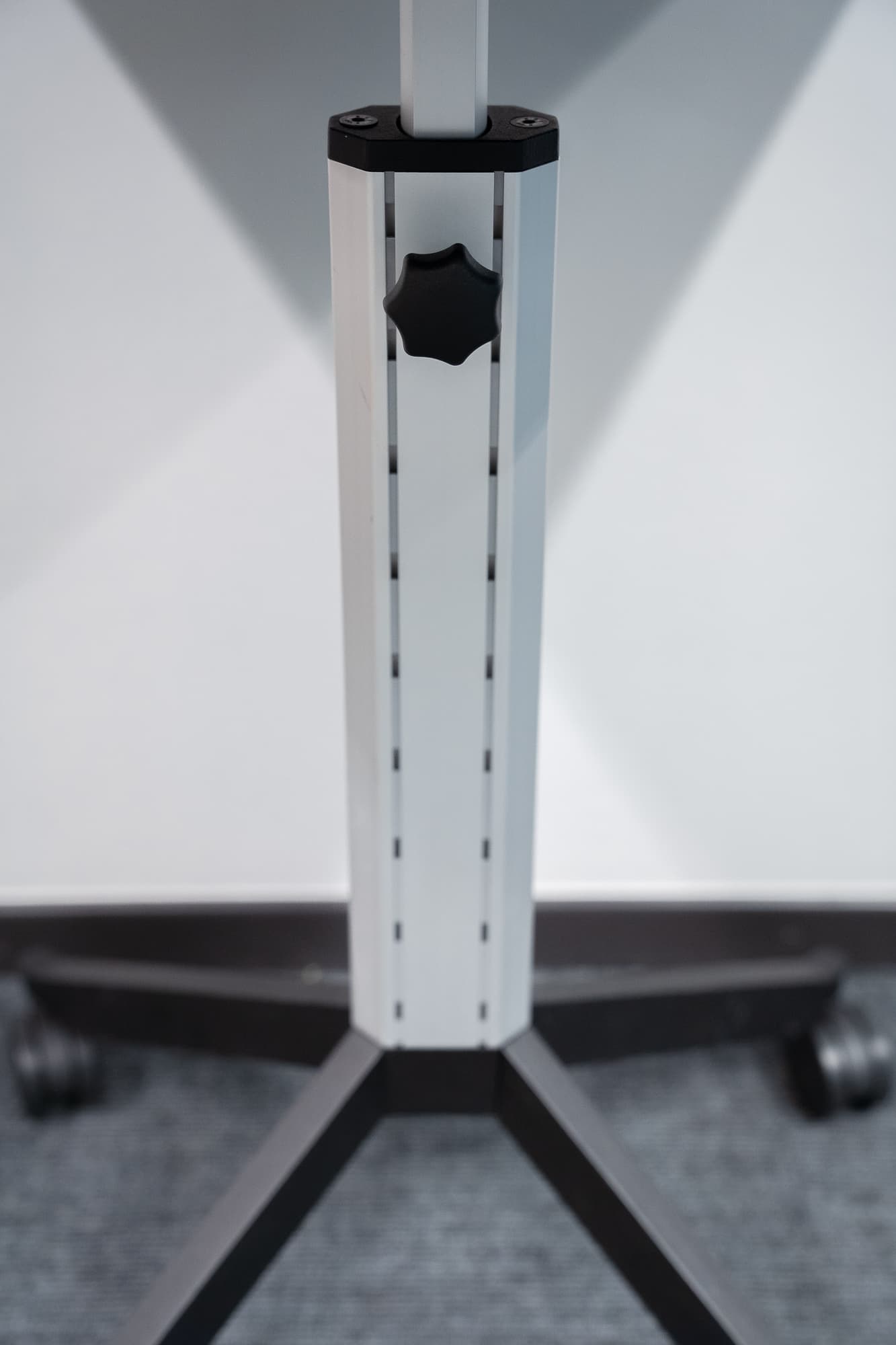 Mobile table with height-adjustable castors